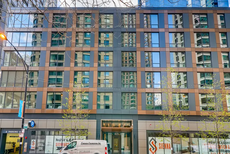 Sienna apartment building at 423 East Ohio Street in Streeterville